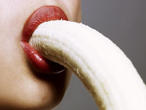 O sexo oral, sem sombra de dúvida, está entre uma das práticas mais apreciadas pelos homens. Mas, principalmente, de gozar na boca de suas parceiras. 



Seja pelo atrativo do fetiche, da intimidade ou a sensação de ser o macho alfa, a verdade é que eles adoram finalizar o sexo oral e ver a mulher engolindo o esperma.

Porém, a questão é que nem toda mulher curte a ideia do “grand finale” na boca, essa que tanto excita os homens. Algumas não fazem devido ao gosto e a consistência, outras até por questões psicológicas, como toda a cumplicidade que esse ato envolve e também a imagem de submissão que causa perante ao companheiro.

Pois é, 